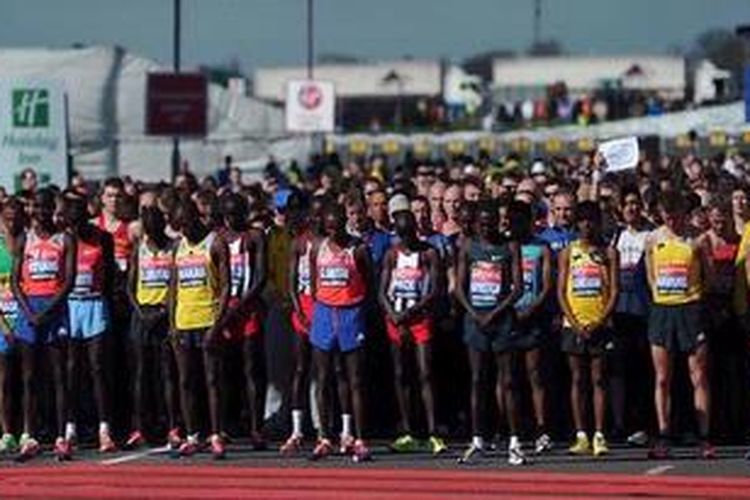 Mengawali London Marathon, Minggu (21/4/2013), para peserta mengheningkan cipta selama 30 detik untuk menghormati para korban penyerangan di Boston Marathon, Senin (15/4/2013). AFP/CARL COURT. 