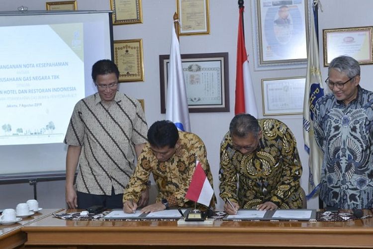Direktur Strategi Pengembangan Bisnis PGN Syahrial Mukhtar dan Ketua Umum PHRI Hariyadi Budi Santoso Sukamdani melakukan penandatangan MoU di Hotel Grand Sahid Jaya, Jakarta, Rabu (7/8/2019).