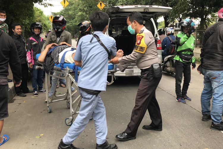 Kecelakaan antara motor dan mobil terjadi di Jalan Lenteng Agung Raya tepatnya sebelum SPBU Lenteng Agung, Jagakarsa, Jakarta Selatan pada Senin (18/1/2021) sekitar pukul 12.35 WIB.