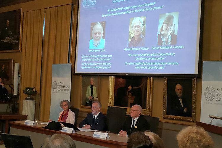 Tiga anggota Komite Nobel Fisika 2018 mengumumkan nama-nama pemenang Penghargaan Nobel Fisika. Peraih penghargaan prestisius itu ialah Arthur Askin (Bell Laboratories, Amerika Serikat), Gérard Mourou (Ecole Polytechnique, Prancis dan University of Michigan, Amerika Serikat), serta Donna Strickland (University of Waterloo, Kanada). 