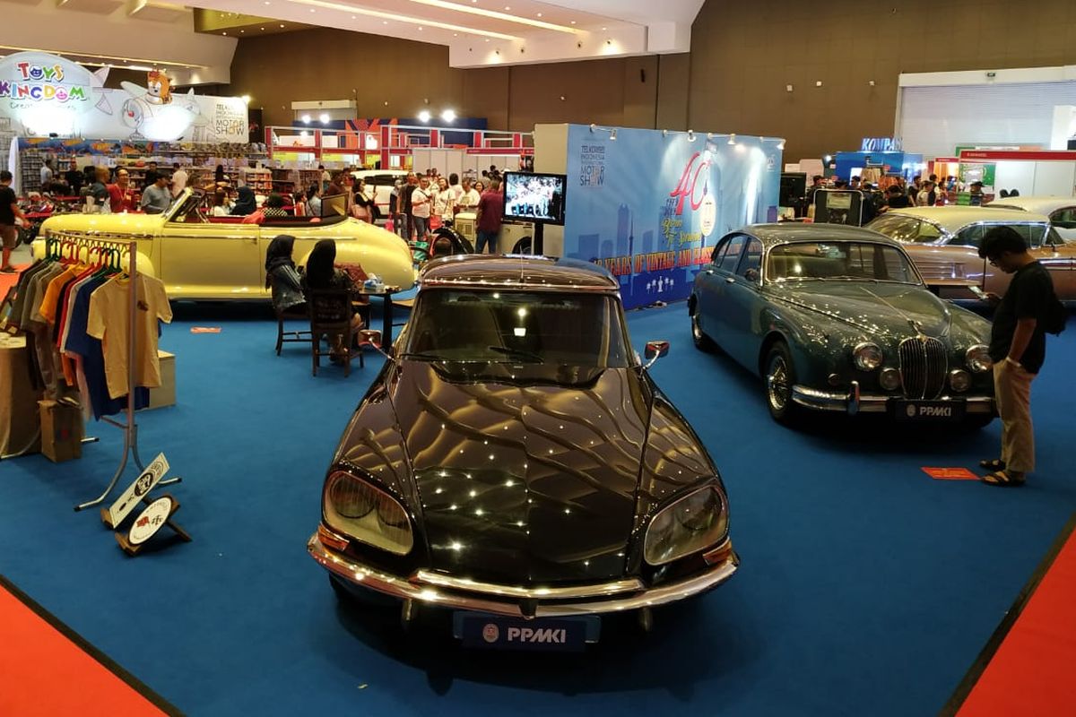 Telkomsel IIMS 2019 juga dimeriahkan pameran mobil-mobil klasik.