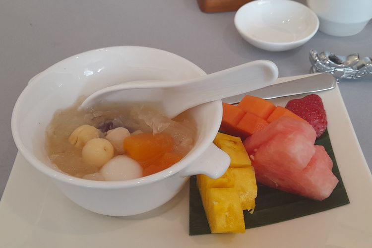 Sweetness Lotus Nout Soup with Snow Fungus and Mini Glutinous Ball di Tien Chao Gran Melia Jakarta.
