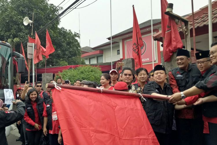 Sekretaris Jenderal PDI-P Hasto Kristianto melepas rombongan mudik gratis PDI-P di Kantor DPP PDI-P, Lenteng Agung, Jakarta Selatan, Kamis (22/6/2017)