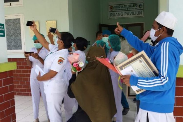 Foto : Relawan Tenaga Kesehatan pose bersama pasien Covid-19 di Sikka, NTT, yang sembuh dan pulang ke rumah. 