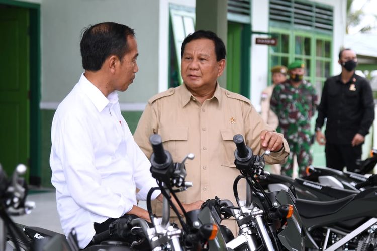 Presiden Joko Widodo dan Menteri Pertahanan Prabowo Subianto saat menyerahkan 40 unit kendaraan bermotor dari Kementerian Pertahanan kepada Komando Distrik Militer (Kodim) 1503/Tual, Maluku Tenggara, Rabu (14/9/2022).