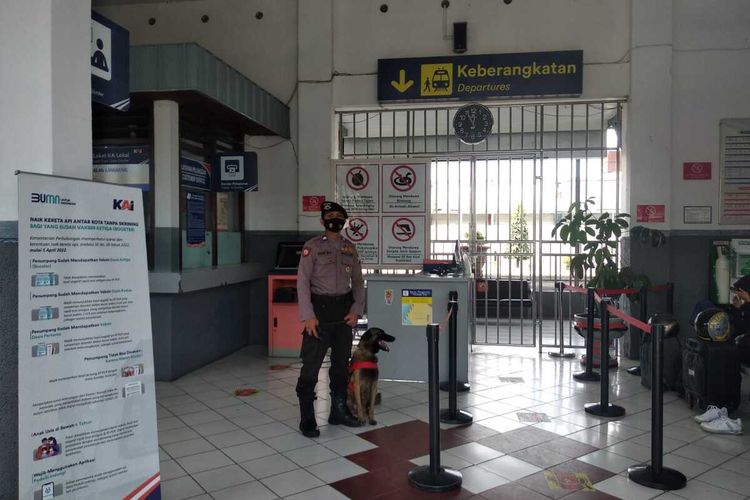 2 Anjing Pelacak milik Polres Malang berjaga di Stasiun Kereta Api, Kecamatan Kepanjen, Kabupaten Malang, Jawa Timur.