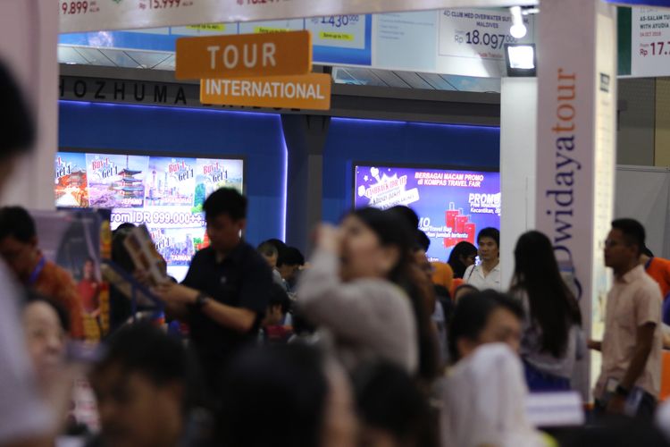 Suasana acara Kompas Travel Fair 2019, di Jakarta Convention Center, Jumat (20/9/2019). Pameran pariwisata yang berlangsung hingga 22 September 2019 ini diadakan serentak di tiga kota besar lainnya, yaitu Surabaya, Medan, dan Makassar.