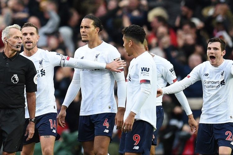 Pemain Liverpool melakukan protes kepada wasit Martin Atkinson saat menghadapi Manchester United pada lanjutan Liga Inggris di Stadion Old Trafford, Minggu (20/10/2019).