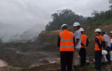 Menteri Lingkungan Hidup/Badan Pengendalian Lingkungan Hidup (KLH/BPLH), Hanif Faisol Nurofiq, berada di area PT North Sumatera Hydro Energy (NSHE) pengembang PLTA Batang Toru, saat melakukan pengawasan, Jumat (5/12/202).