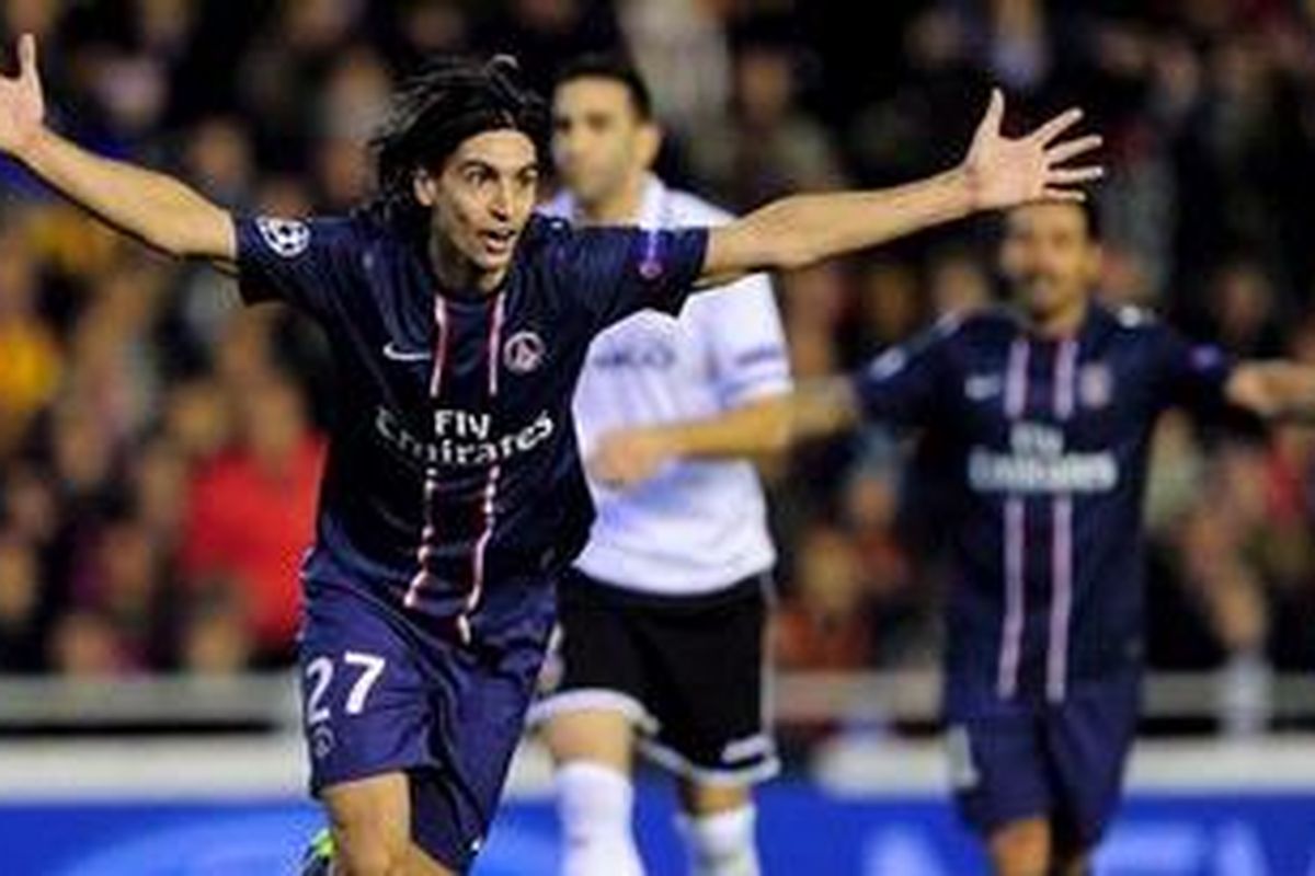 Gelandang Paris Saint Germain dari Argentina, Javier Pastore, merayakan golnya ke gawang Valencia di laga pertama 16 besar Liga Champions di Stadion Mestalla, Selasa (12/2/2013). 