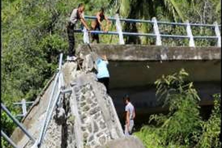 Pasca jembatan penghubung antar desa dna kecamatan di sekitarnya ambruk Rabu (27/4) lalu warga di Majene nekad memanjat jembata runtuh demi bepergia dari desa mereka yang terisolir sejak bebarpa hari terakhir.