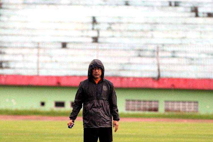 Pelatih Persebaya Surabaya, Aji Santoso saat memimpin latihan perdana musim 2020 di Stadion Gelora Delta Sidoarjo, Jawa Timur, Senin (06/01/2020) sore.