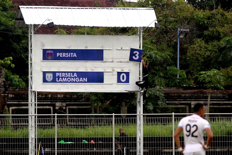 Seorang petugas menggantikan papan skor Persita Tangerang seusai mencetak gol ke gawang Persela Lamongan pada pertandingan pekan 19 Liga 1 2021-2022 yang berakhir dengan skor 3-0 di Stadion I Gusti Ngurah Rai Denpasar, Bali, Selasa (11/1/2021) sore.