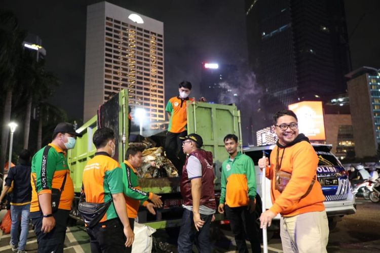 Dinas Lingkungan Hidup DKI Jakarta saat mengumpulkan sampah perayaan tahun baru 2023 di Ibu Kota, Minggu (1/1/2023).
