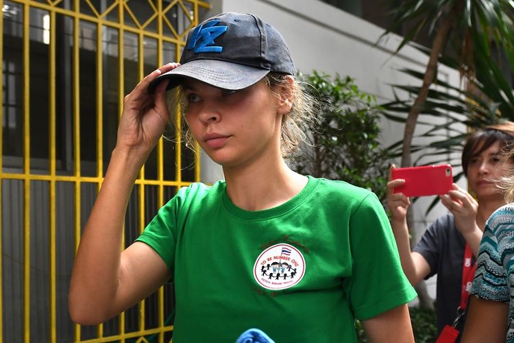 Model Belarus Anatasia Vashukevich tiba di departemen imigrasi Thailand di Bangkok pada 17 Januari. Dia dideportasi setelah mengaku bersalah atas partisipasi dalam seminar pelatihan seks. Vashukevich menjadi perbincangan setelah mengaku punya bukti keterlibatan Rusia dalam Pilpres Amerika Serikat 2016 yang memenangkan Donald Trump.