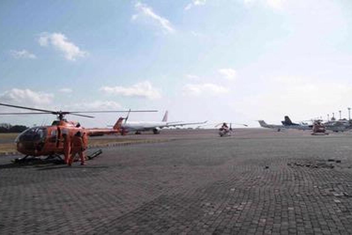 Tim SAR Denpasar sedang mempersiapkan helikopter yang digunakan untuk mencari korban kecelakaan perahu di perairan Pulau Nusa Lembongan, Kabupaten Klungkung, Bali, Rabu (21/9/2011), di Bandara Ngurah Rai Denpasar.