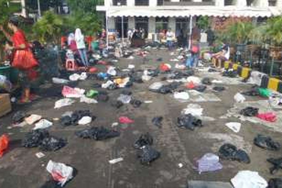 Sampah plastik berserakan di halaman Masjid Istiqlal setelah shalat Id, Rabu (6/7/2016).