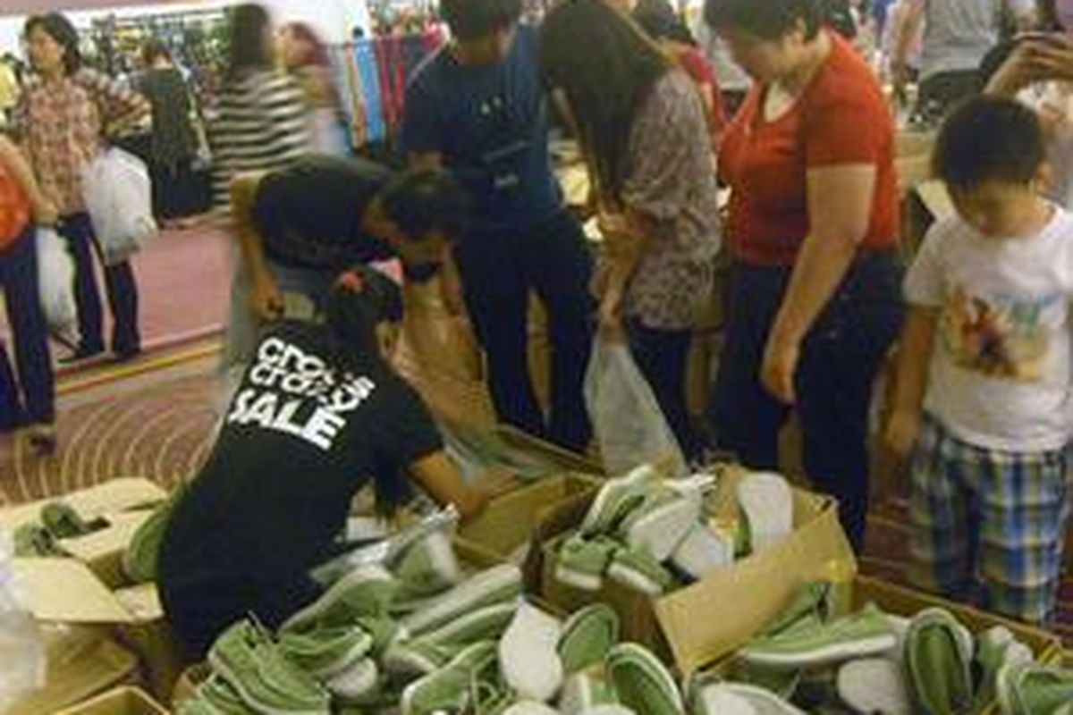 Koleksi Crocs Santa Cruz Kanvas seharga Rp 455.000 dan Santa Cruz Corduroy yang dibandero Rp 325.000 menjadi pilihan favorit di hari pertama bazaar Crocs Crazy Sale, Selasa, 16/8/2011 di Central Park Jakarta.