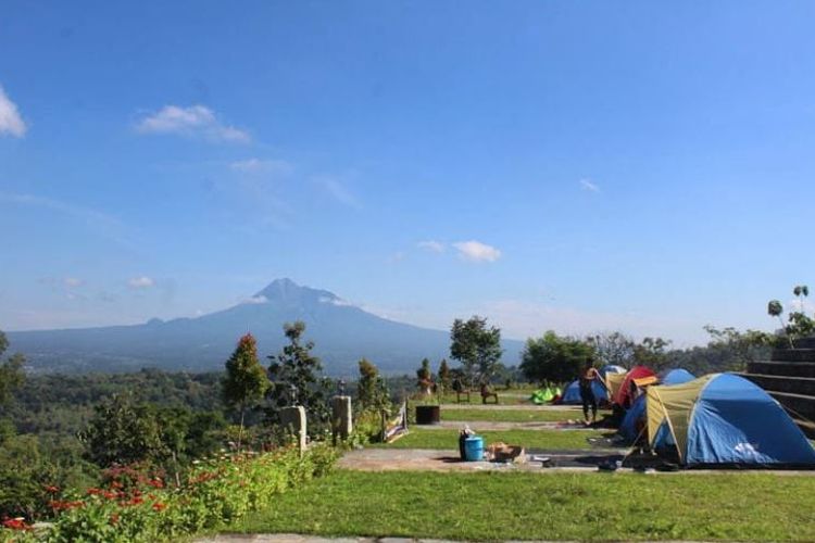 Tempat kemah di Tebing Breksi bernama Watu Tapak Camp Hill Jogja, Kabupaten Sleman (dok. Instagram @watutapak).