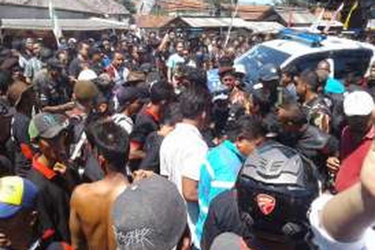 Ribuan warga mengepung sekelompok anggota LSM yang disinyalir warga luar Pangandaran yang berunjukrasa di depan Gedung DPRD Kabupaten Pangandaran, Kamis (11/8/206).