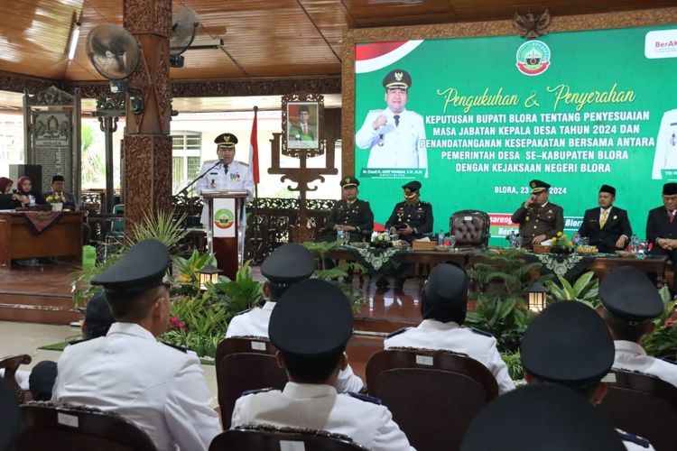 Bupati Blora, Arief Rohman saat memberikan sambutan di hadapan ratusan kepala desa di Pendopo Rumah Dinas Bupati Blora, Jawa Tengah, Minggu (23/6/2024)