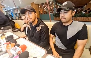 Kuasa hukum keluarga Ferry Irawan, Sunan Kalijaga, dan dua adik Ferry Irawan, Maya dan Ary, saat ditemui di kawasan Senayan, Jakarta Pusat pada Jumat (3/2/2023).