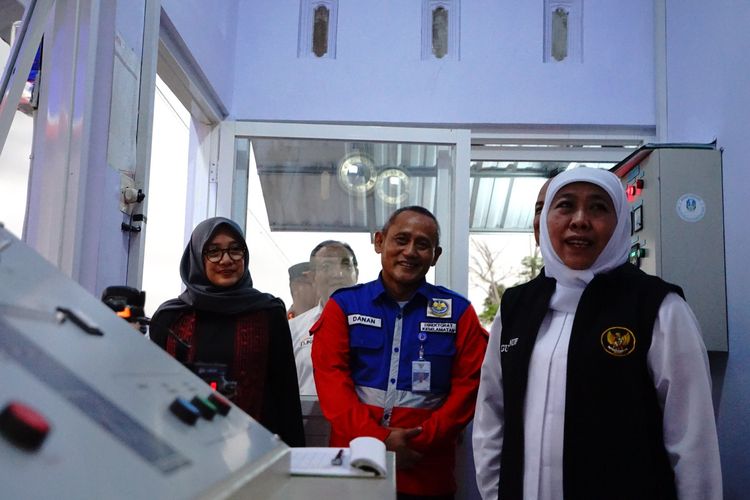 Gubernur Khofifah bersama Bupati Ipuk meresmikan pos jaga KAI dan pintu perlintasan sebidang di Banyuwangi 