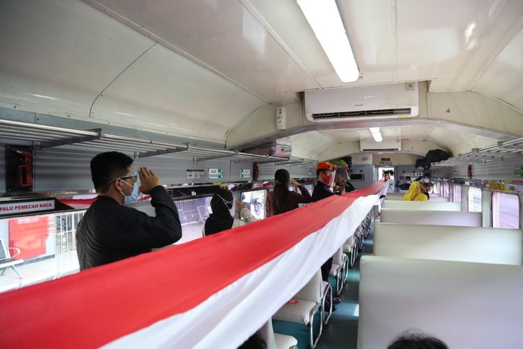 Bendera merah putih yang dibentangkan di dalam kereta