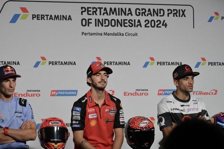 (Kiri ke Kanan) Pebalap Gresini Racing Marc Marquez, pebalap Ducati Tim Lenovo Francesco Bagnaia, pebalap Prima Pramac Racing Jorge Martin menghadiri konferensi pers jelang balapan MotoGP Indonesia 2024 di Pertamina Mandalika International Sirkuit, di Mandalika, Nusa Tenggara Barat, pada 26 September 2024. (Foto BAY ISMOYO / AFP)