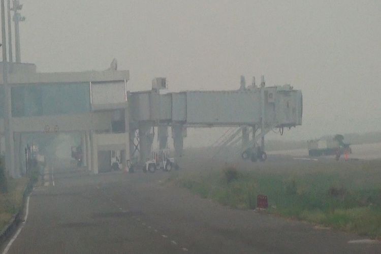 Kondisi Bandara Cilik Riwut yang diselimuti kabut asap tebal dan pekat