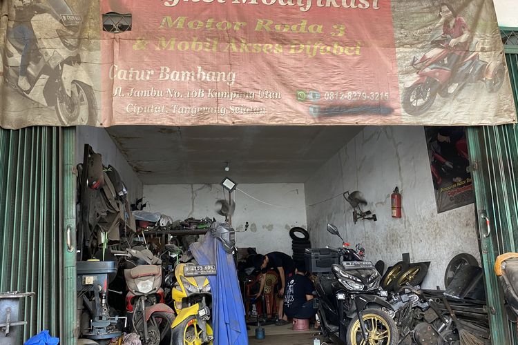 Dari Kursi Roda ke Bengkel Modifikasi, Perjuangan Bambang Bantu Difabel Berkendara