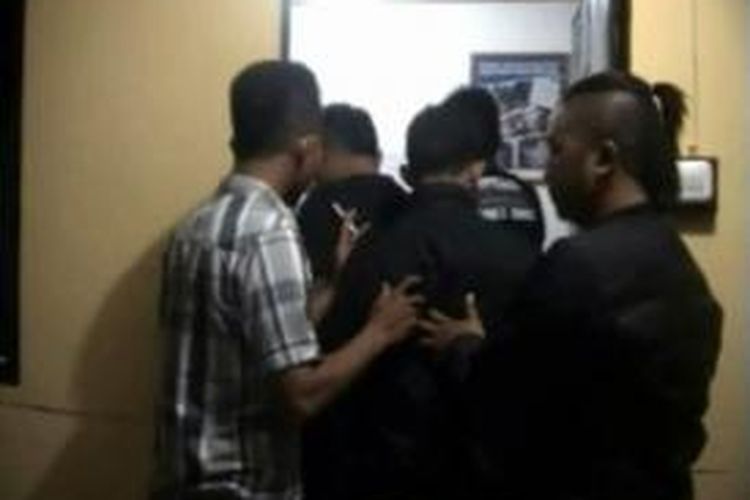 Berpesta sabu-sabu di kamar gelap seorang dosen bersama mahasiswanya serta seorang pengusaha ditangkap di sebuah kamar kos-kosan di Majene, sulawesi barat Jumat malam (5/9).