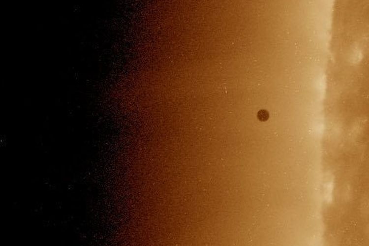 Transit Merkurius 2019. Bulatan kecil hitam yang mengapung di latar depan paras Matahari yang membara ini adalah Merkurius, hasil bidikan satelit Solar Dynamics Observatory (SDO) salah satu satelit pemantau Matahari tercanggih saat ini. Fenomena ini terjadi pada Senin (11/11/2019) pukul 19.35 - 1.05 WIB.