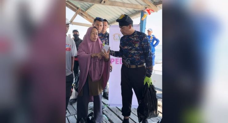 Kunjungi Pulau Lae-Lae, Kapolda Sulsel Bagikan Sembako dan Sosialisasikan Pilkada Damai 
