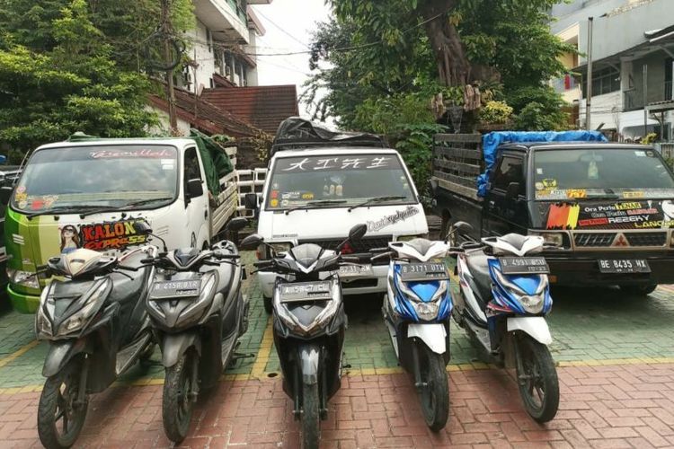 Sejumlah motor curian yang diamankan Polsek Tambora, Jakarta, Sabtu (6/5/2023). 