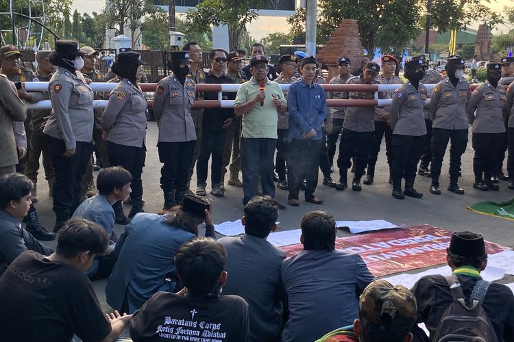 Orangtua Korban Desak Polisi Tangkap Oknum Guru yang Cabuli 22 Siswa, Hingga Kini Masih Buron