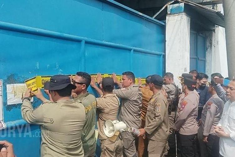 SEGEL GUDANG SENTOSO SEAL - Pemkot Surabaya akhirnya menyegel gudang Sentoso Seal yang berada di No. 17 Blok A-14, Jalan Raya Dupak, Gundih, Surabaya, Selasa (22/4/2025). Wali Kota Surabaya Eri Cahyadi datang secara langsung dan memimpin jalannya penyegelan. 