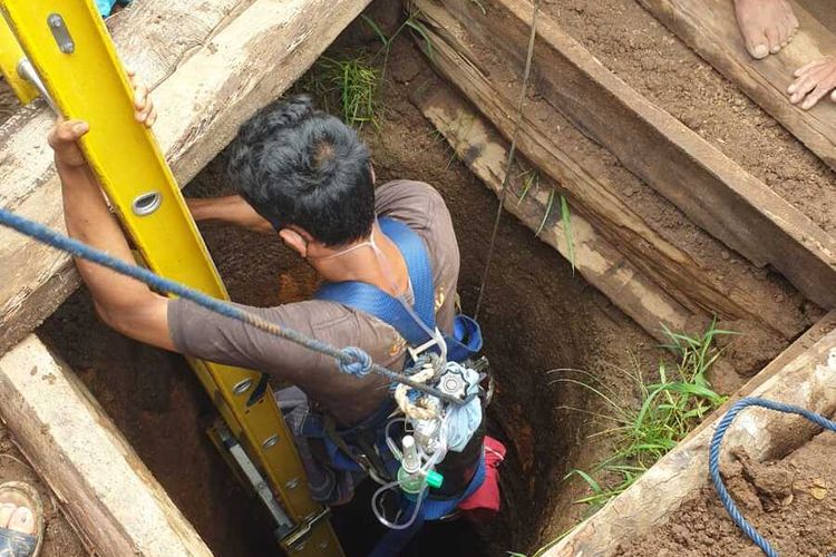 suasana evakuasi korban tenggelam ke dalam sumur