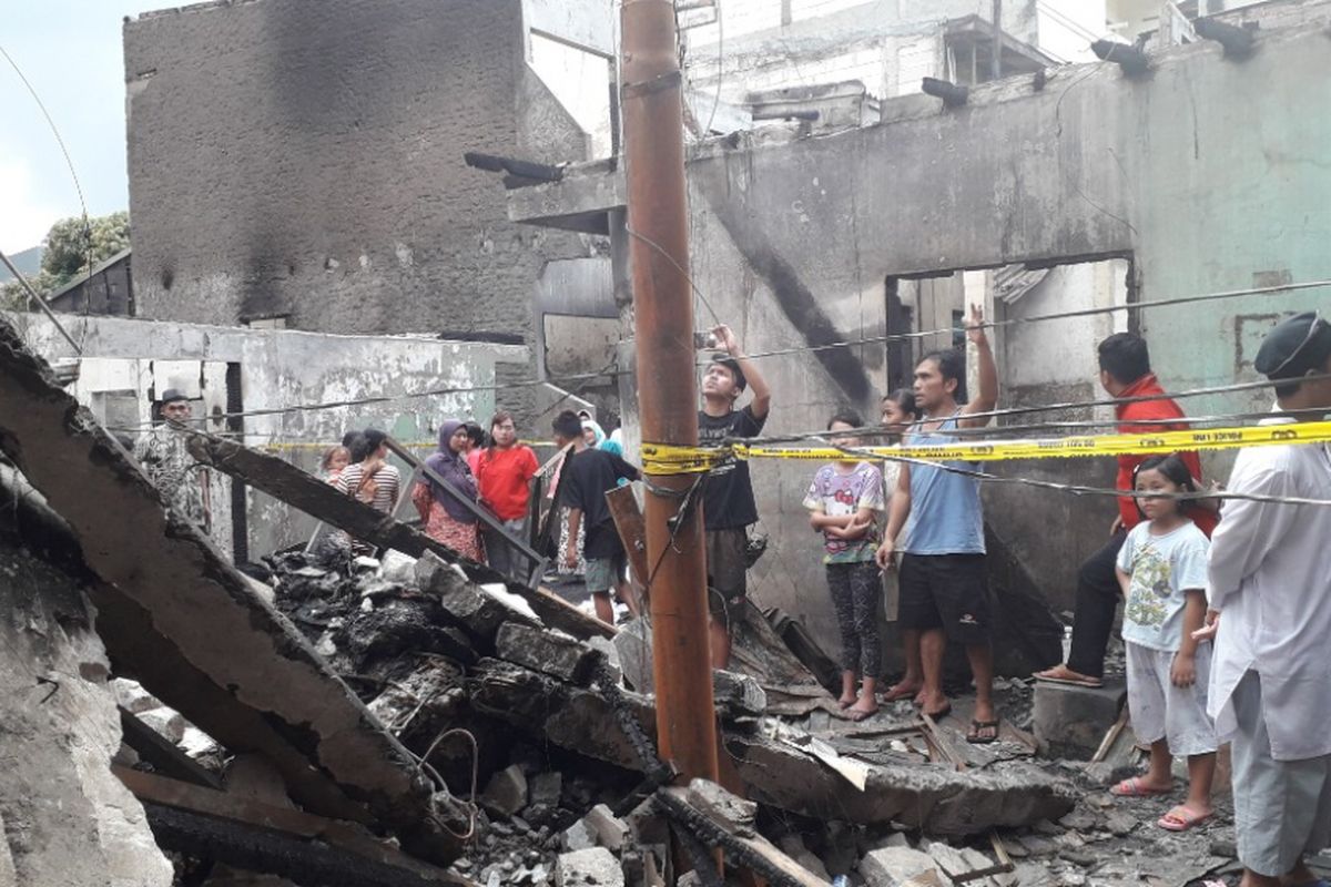 Warga berkumpul di lokasi kebakaran di RW 08 Jelambar, Jakarta Barat, Sabtu (5/1/2019).