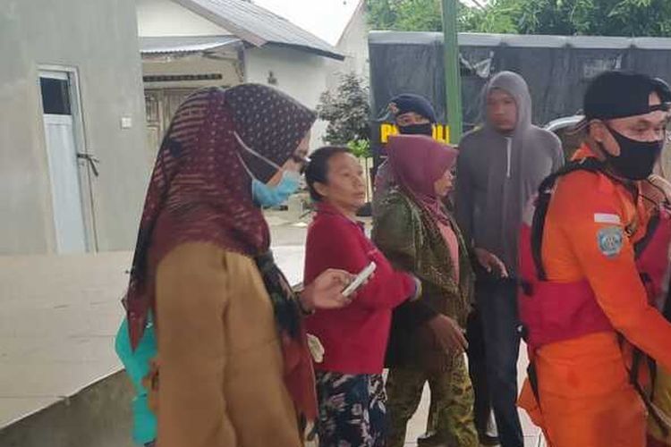 Tim SAR gabungan bersama warga mengevakuasi korban yang terseret arus sungai di kabupaten Sumbawa, NTB.