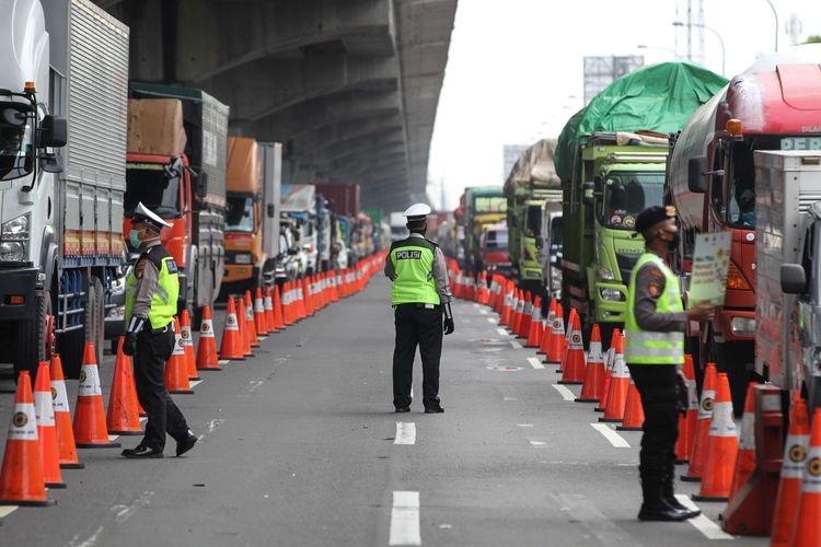 Petugas melakukan pemeriksaan di check point penyekatan pertama di ruas tol Jakarta - Cikampek Km 31, Kabupaten Bekasi, Jawa Barat, Jumat (24/4/2020). Larangan mudik mulai diberlakukan pemerintah mulai 24 April 2020 pukul 00.00 WIB untuk mencegah penyebaran Covid-19 melalui Operasi Ketupat 2020. Kendaraan pribadi baik motor atau mobil dan kendaraan umum berpenumpang dilarang keluar dari wilayah Jabodetabek.