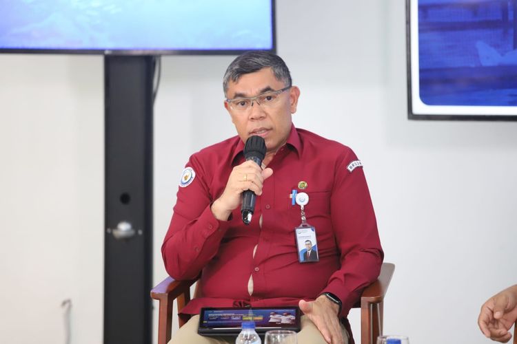 Kepala Badan Riset dan Sumber Daya Manusia Kelautan dan Perikanan (BRSDM KP) I Nyoman Radiarta dalam gelar wicara Bincang Bahari ?Menuju Penas Petani Nelayan XVI 2023 ? Gelar Teknologi dan Aquaculture Expo? di Media Center Kementerian KP, Jakarta, Selasa (6/6/2023).
