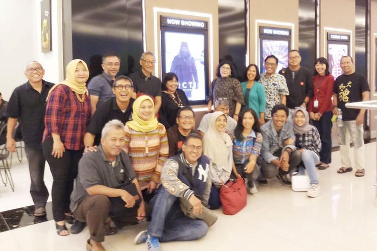 Sebagian peserta acara menonton bareng film Arctic berfoto bersama di Cinemaxx Lippo Plaza Mampang, Jakarta Selatan, Rabu (3/4/2019).