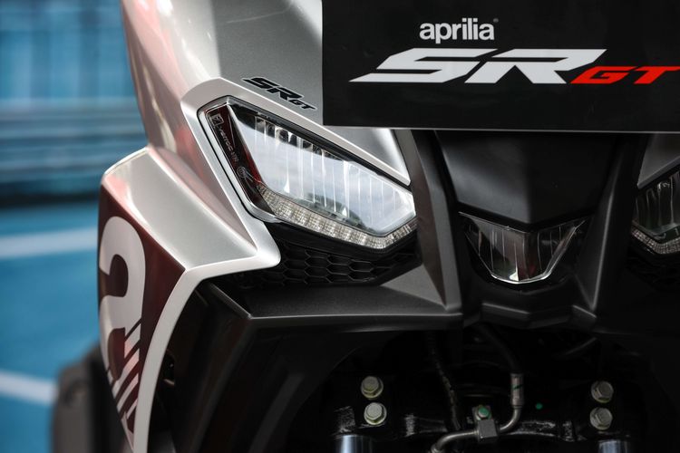 Lampu motor Aprilia SR-GT menggunakan LED, Sabtu (16/7/2022). Aprilia SR-GT, premium skuter sporty resmi meramaikan pasar otomotif Indonesia.