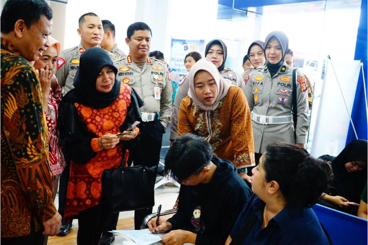 Petugas BPJS Kesehatan dan Kepolisian memberikan penjelasan kepada masyarakat mengenai kepesertaan aktif JKN sebagai syarat permohonan SIM dalam rangka evaluasi Perpol Nomor 2 Tahun 2023 di Polresta Samarinda 