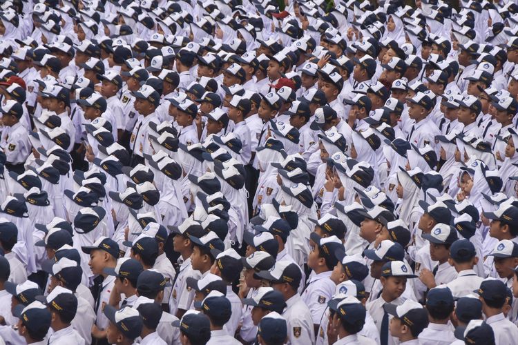 Peserta didik baru mengikuti upacara bendera saat Masa Pengenalan Lingkungan Sekolah (MPLS) di SMP Negeri 1 Ciamis, Kabupaten Ciamis, Jawa Barat, Senin (14/7/2025). Sebanyak 288 peserta didik baru yang terbagi sembilan rombel kelas tahun ajaran 2025/2026 dimulai dengan MPLS selama lima hari untuk mengenalkan lingkungan, tenaga pendidik dan tata tertib kepada siswa baru. 