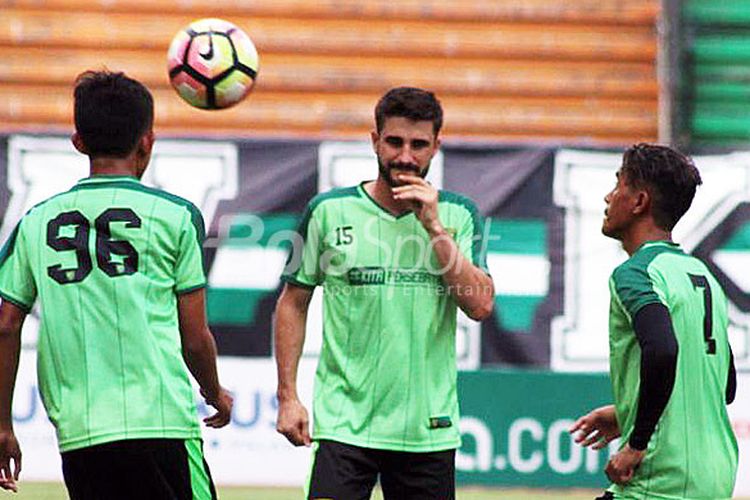 Pemain asal Argentina, Robertino Pugliara (tengah) saat melakukan game ringan di Jedah babak pertama saat Persebaya kontra Perseru Serui lalu.