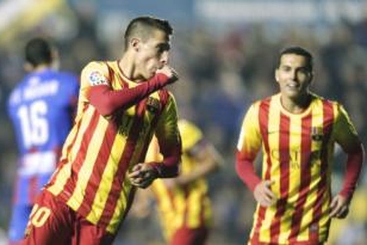 Striker Barcelona, Cristian Tello (kiri), merayakan gol ke gawang Levante pada laga leg pertama Copa del Rey di Stadion Ciudad de Valencia, Valencia, Rabu (22/1/2014).