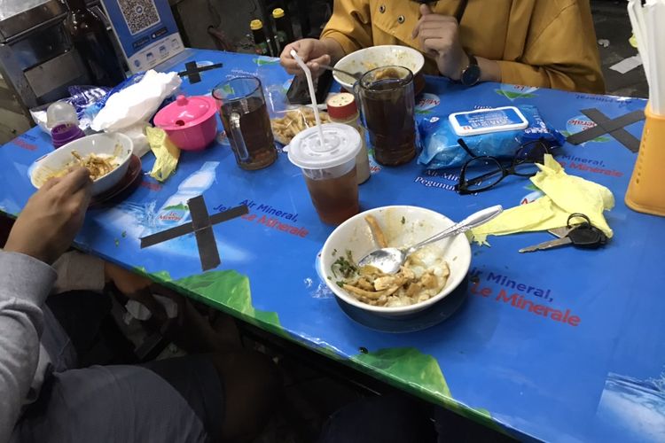 Tanda X di meja yang ada di area kuliner Bubur Ayam Barito, Kebayoran Baru, Jakarta, Selasa (7/7/2020) malam.