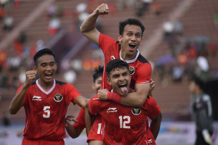 Pesepak bola Timnas Indonesia Muhammad Ridwan (kanan bawah) bersama rekan-rekannya berselebrasi usai mencetak gol ke gawang Filipina dalam laga lanjutan Grup A Sepak Bola SEA Games 2021 Vietnam di Stadion Viet Tri, Phu Tho, Vietnam, Jumat (13/5/2022). ANTARA FOTO/Zabur Karuru/YU